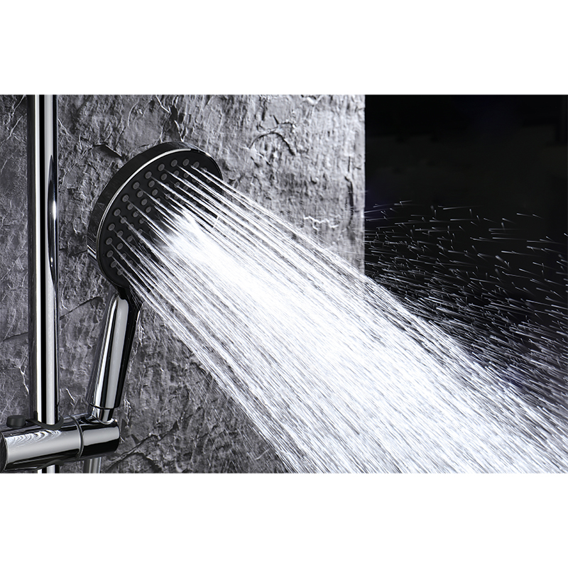 How can the precision of the fit between the alloy thermostatic shower head and the ceramic valve core ensure a constant temperature effect?